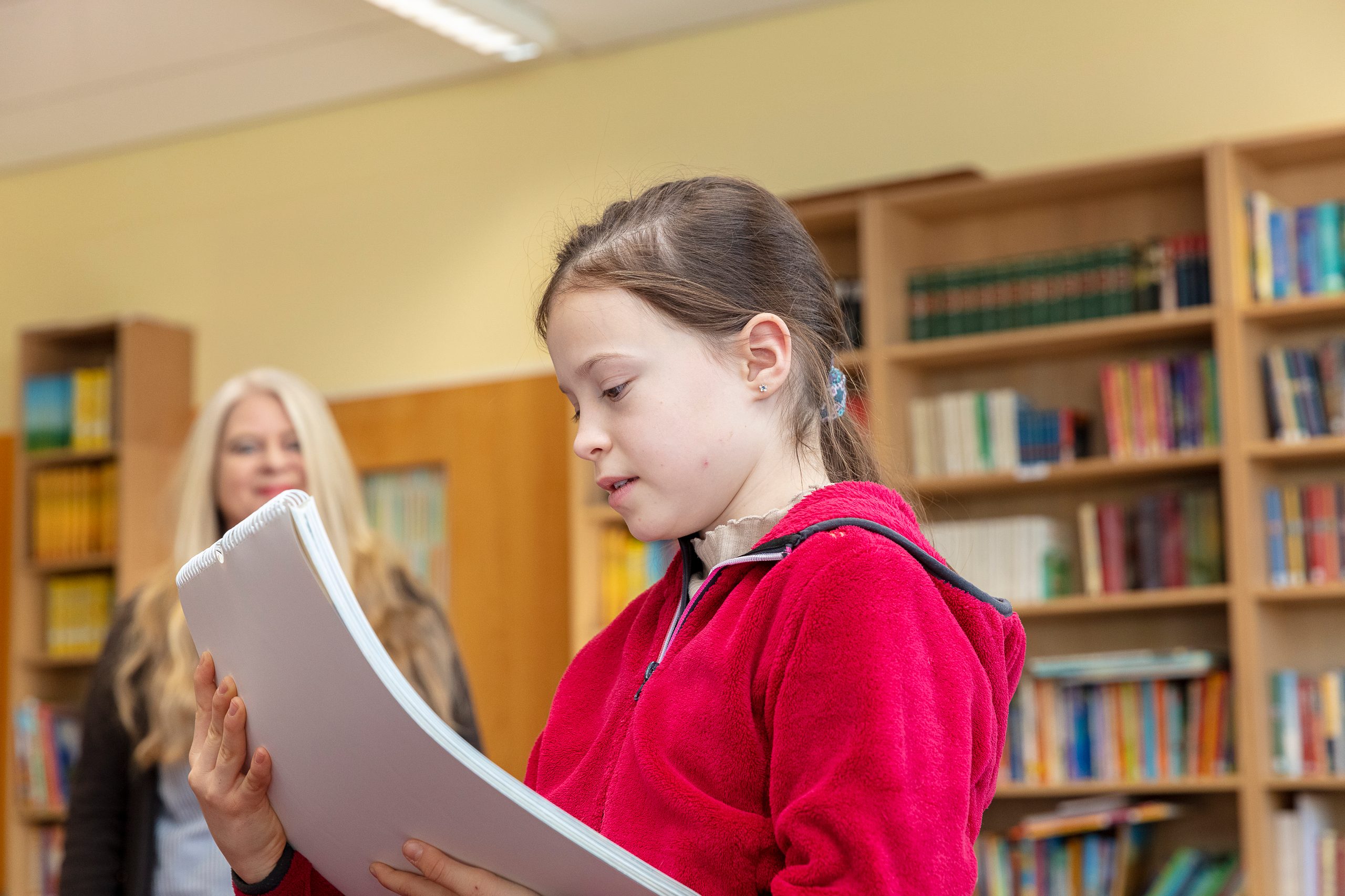 Lene liest aus dem Kalender vor.