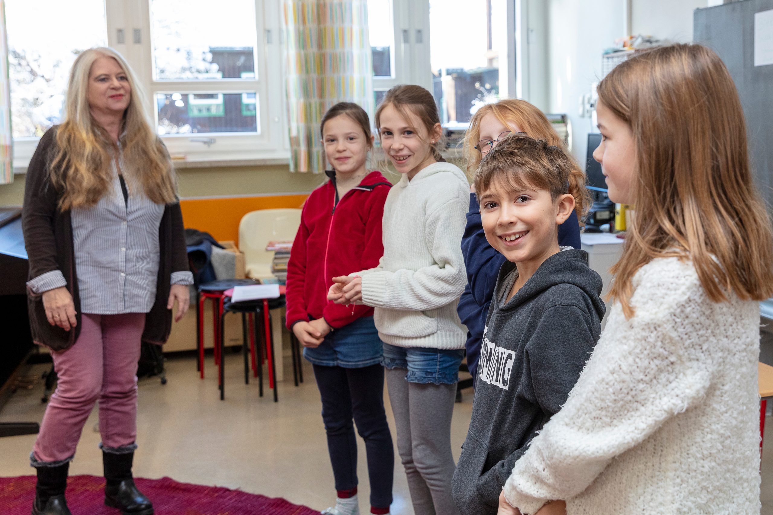 Die fünf Kinder des heutigen Leseclubs stehen in einer Reihe und schauen fast alle Richtung Kamera.