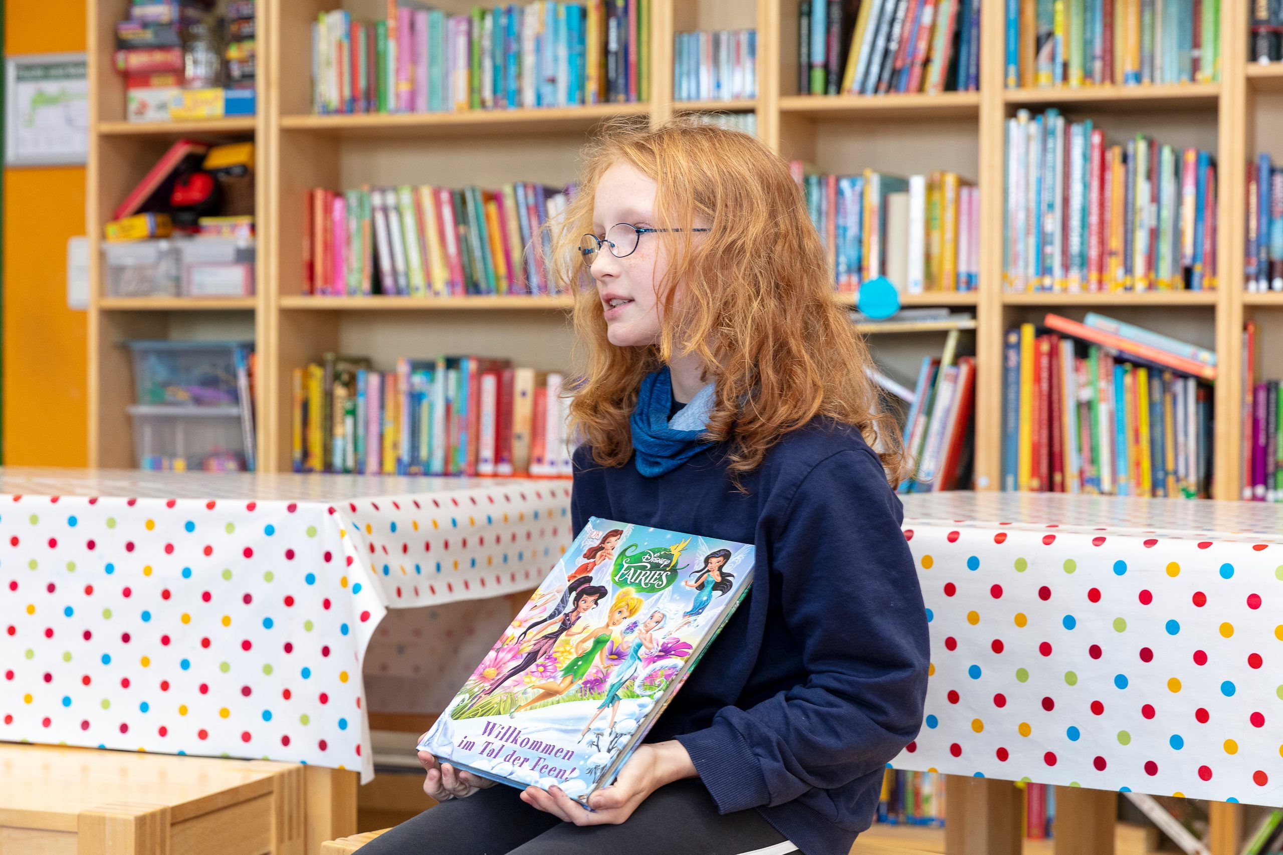 Anne hält das Buch für andere sichtbar und erzählt.