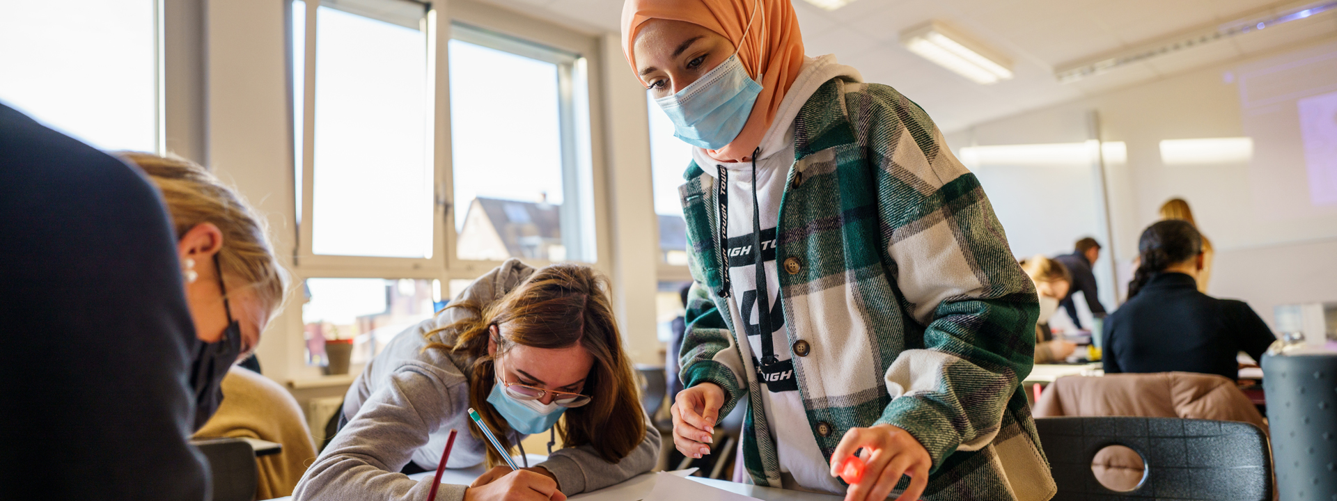 Schülerinnen bemalten Plakate