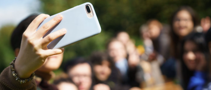 Smartphone im Hintergrund Schülergruppe