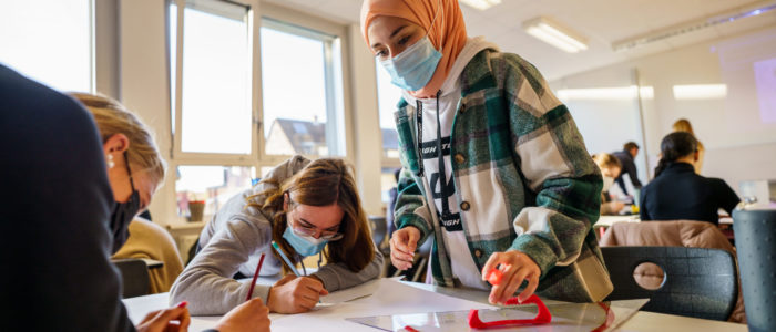 Mädchen malt Plakate