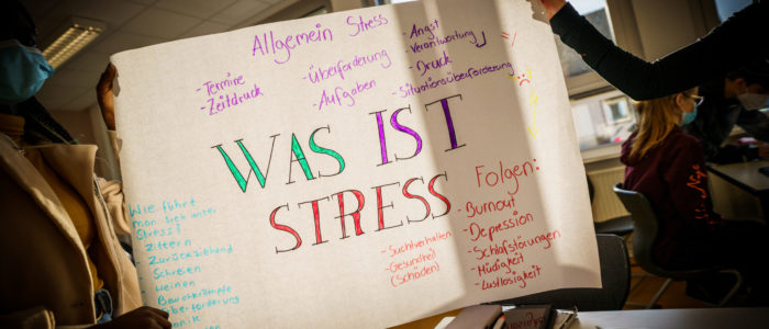 Schülerinnen bemalen Plakate