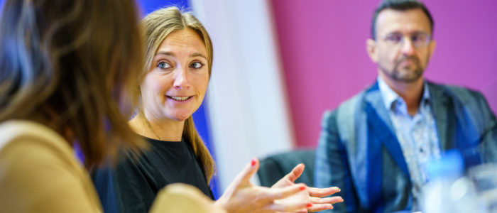 Lehrkräfte während einer Besprechung