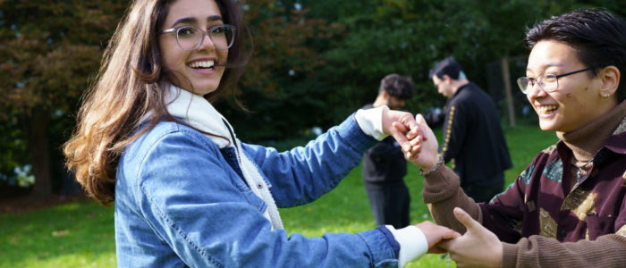 Zwei Schülerinnen tanzen