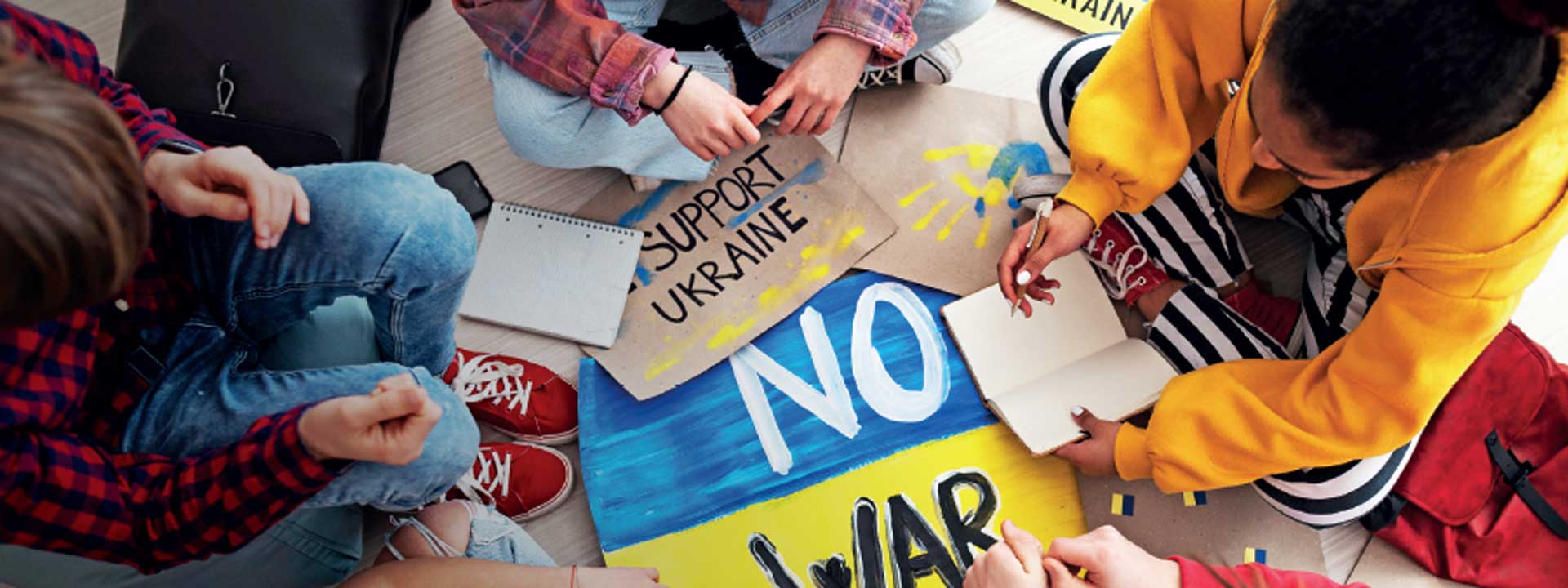 Schüler bemalten Plakate