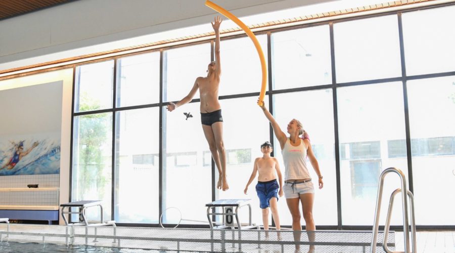 Schüler springt ins Wasser