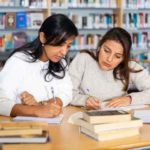 zwei Schülerinnen in der Bibliothek