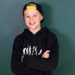 Glücklicher Schüler vor Tafel