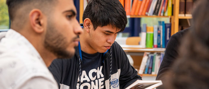 Zwei Schüler in Schulbibliothek