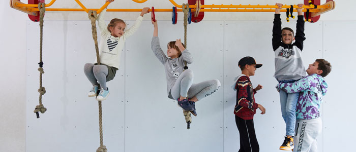Schülergruppe klettert an Seilen