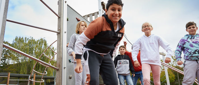 Kinder toben in der Pause