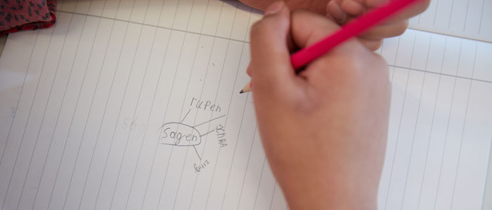 Schülerin schreibt auf Block