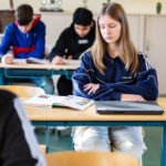 Schülerin traurig und demotiviert im Klassenzimmer