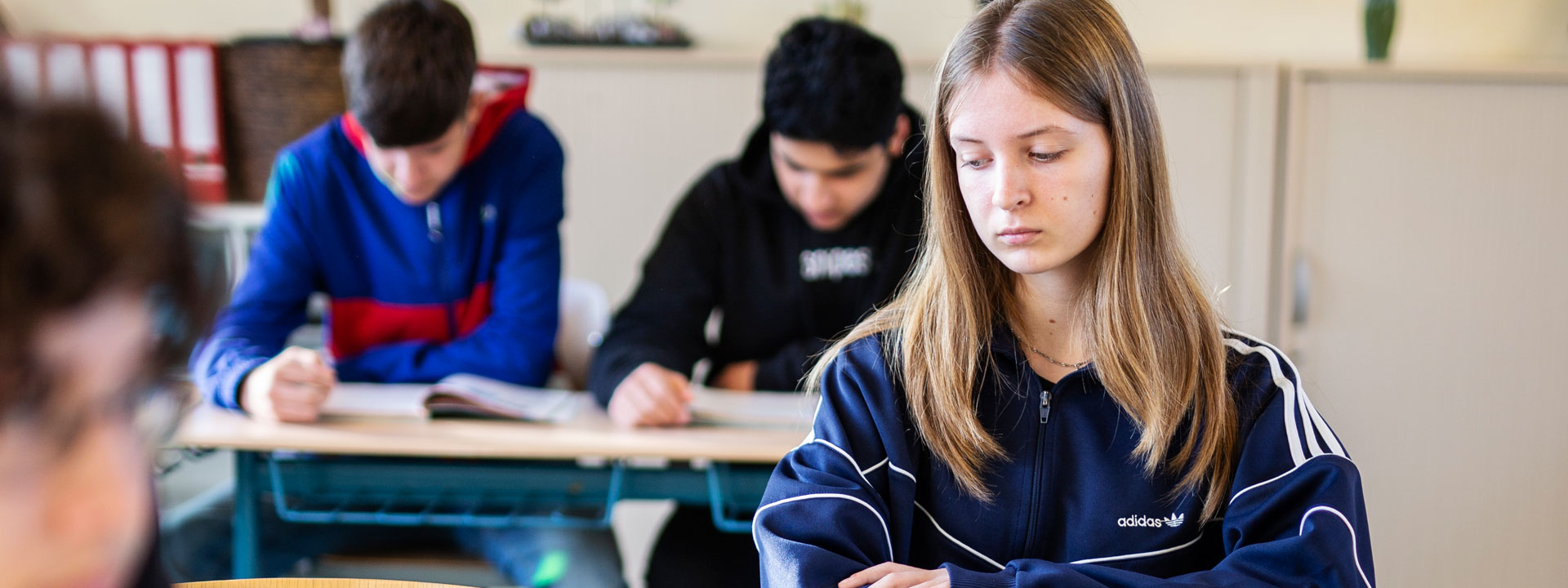 Schülerin traurig und demotiviert im Klassenzimmer