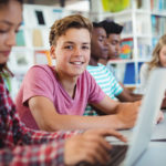 Schüler arbeiten am Laptop im Klassenzimmer