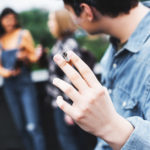 Rauchende Schüler außerhalb der Schule in der Pause