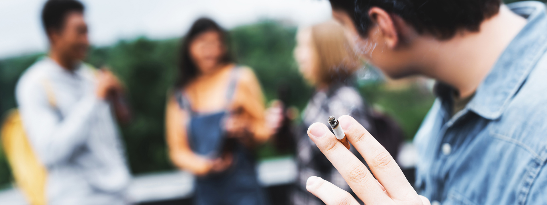 Rauchende Schüler außerhalb der Schule in der Pause