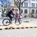 Fahrtraining mit dem Mountainbike über eine Holzrampe