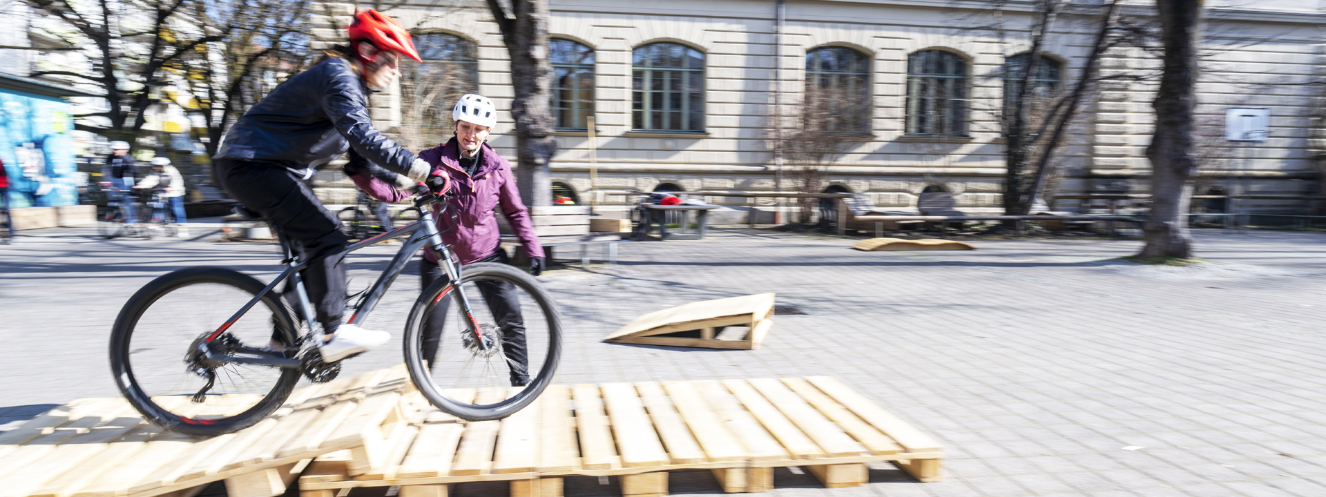 Fahrtraining mit dem Mountainbike über eine Holzrampe