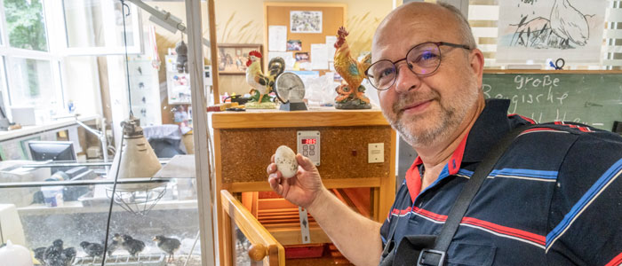 Hausmeister Fred Manhold an der Hühneraufzuchtstation