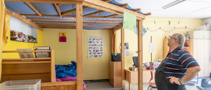 Hausmeister betrachtet Ruheecke für die Kinder