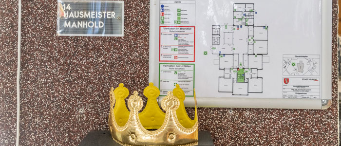 Eine gebastelte Krone für den Hausmeister