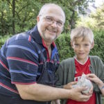 Hausmeister mit Huhn