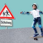 Junge auf einem Skateboard und ein Schulweg-Schild.