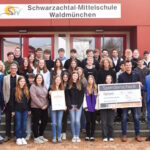 Gruppenfoto der Preisträger 2023/2024: "120 Sekunden, um zu überleben" (Schwarzachtal-Mittelschule Waldmünchen)