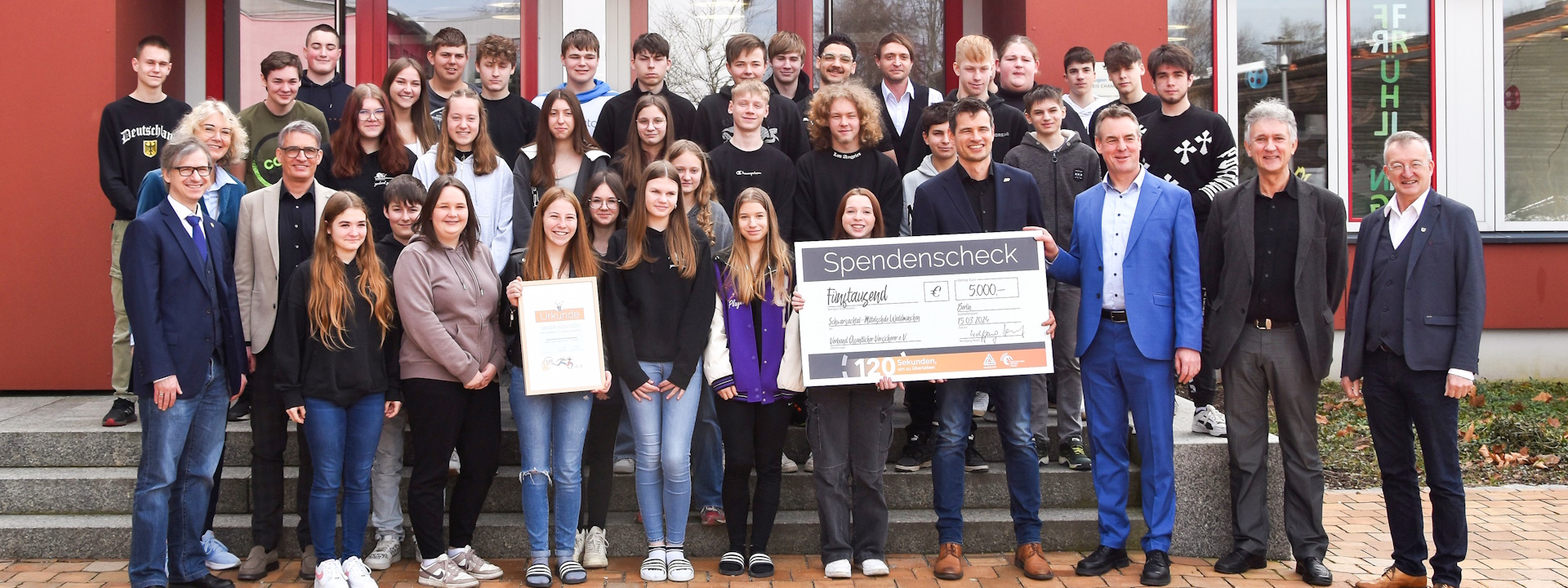 Gruppenfoto der Preisträger 2023/2024: "120 Sekunden, um zu überleben" (Schwarzachtal-Mittelschule Waldmünchen)