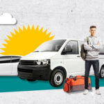 Ein Jugendlicher mit Reisetasche steht vor einem Kleinbus