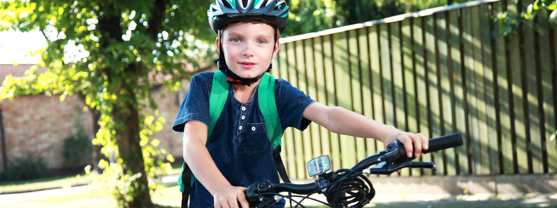 Ein Junge mit Helm auf einem Fahrrad
