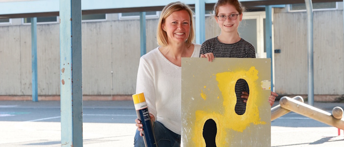 Schulleiterin Julia Coressel von der Grundschule am Betzenberg mit Schülerin und einer Schablone